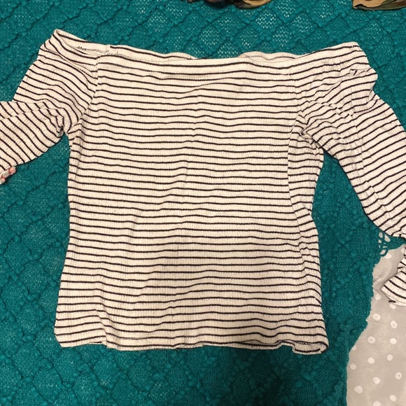 Bundle of three shirt. Between Medium and Large size fit . - Picture 4 of 4